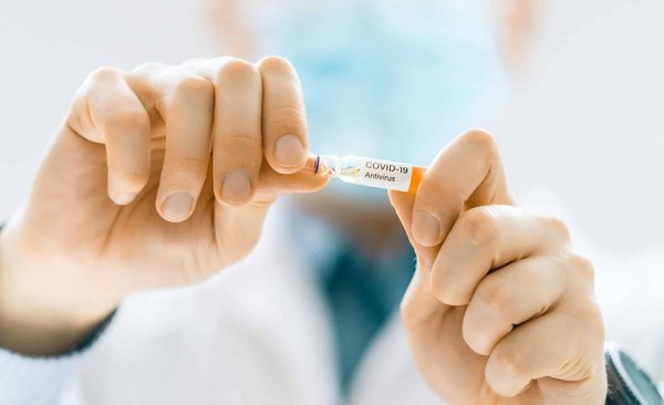 Comment intégrer l'éducation financière dans les programmes pour jeunes adultes pour prévenir l'endettement?