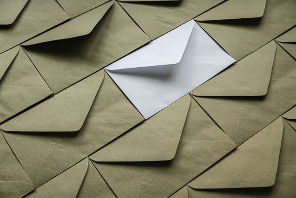 Envoyez des colis volumineux en toute sécurité avec une grande enveloppe